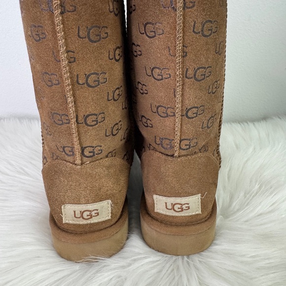 UGG Classic Short Embossed Logo Sz: 6 - Picture 6 of 11